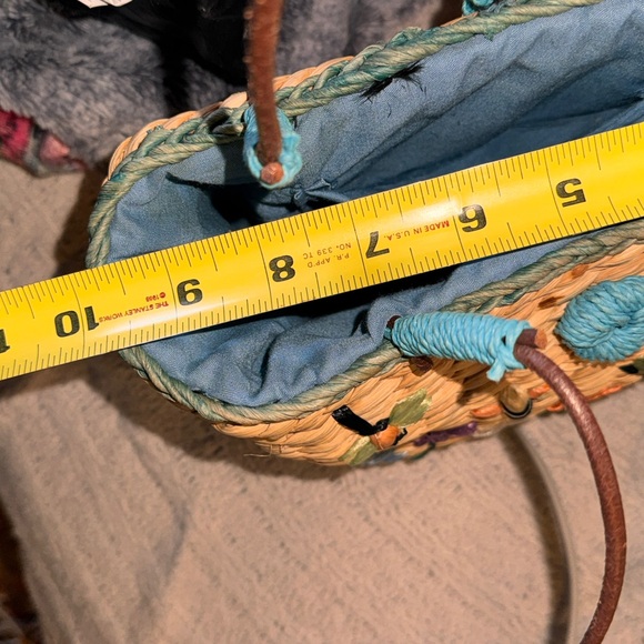 Straw Handbag w/ Bees & Flowers, One Button Closure, interior cotton lining - Picture 10 of 10